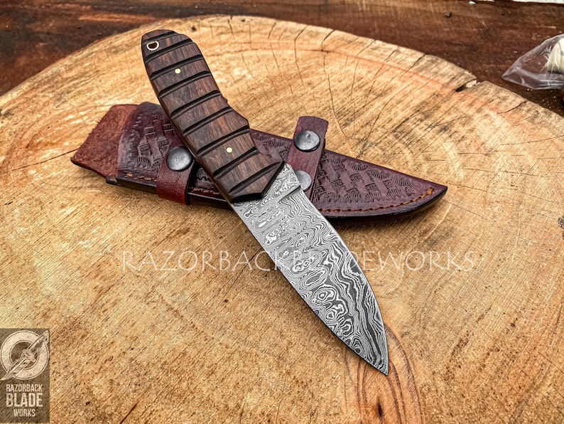 Damascus hunting knife with rosewood handle and leather sheath